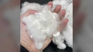 เส้นใยประจุบวก 1.56D * ความคงทนของสีสูง 51 มม. ความมันวาวนุ่มสดใสสำหรับการปั่นและผสมสิ่งทอ